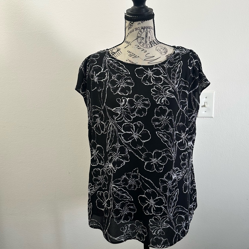 Philosophy Black & White Floral Scoop Neck Blouse – Size Medium